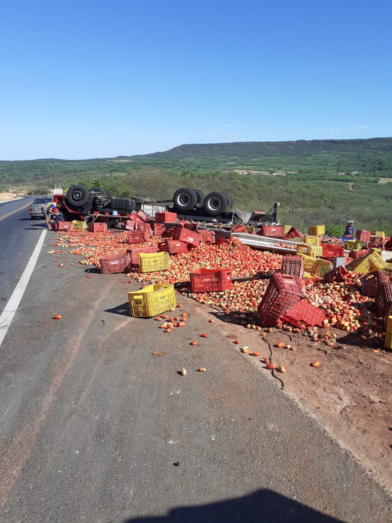 Caminhão carregado de tomates tomba em Marcolândia